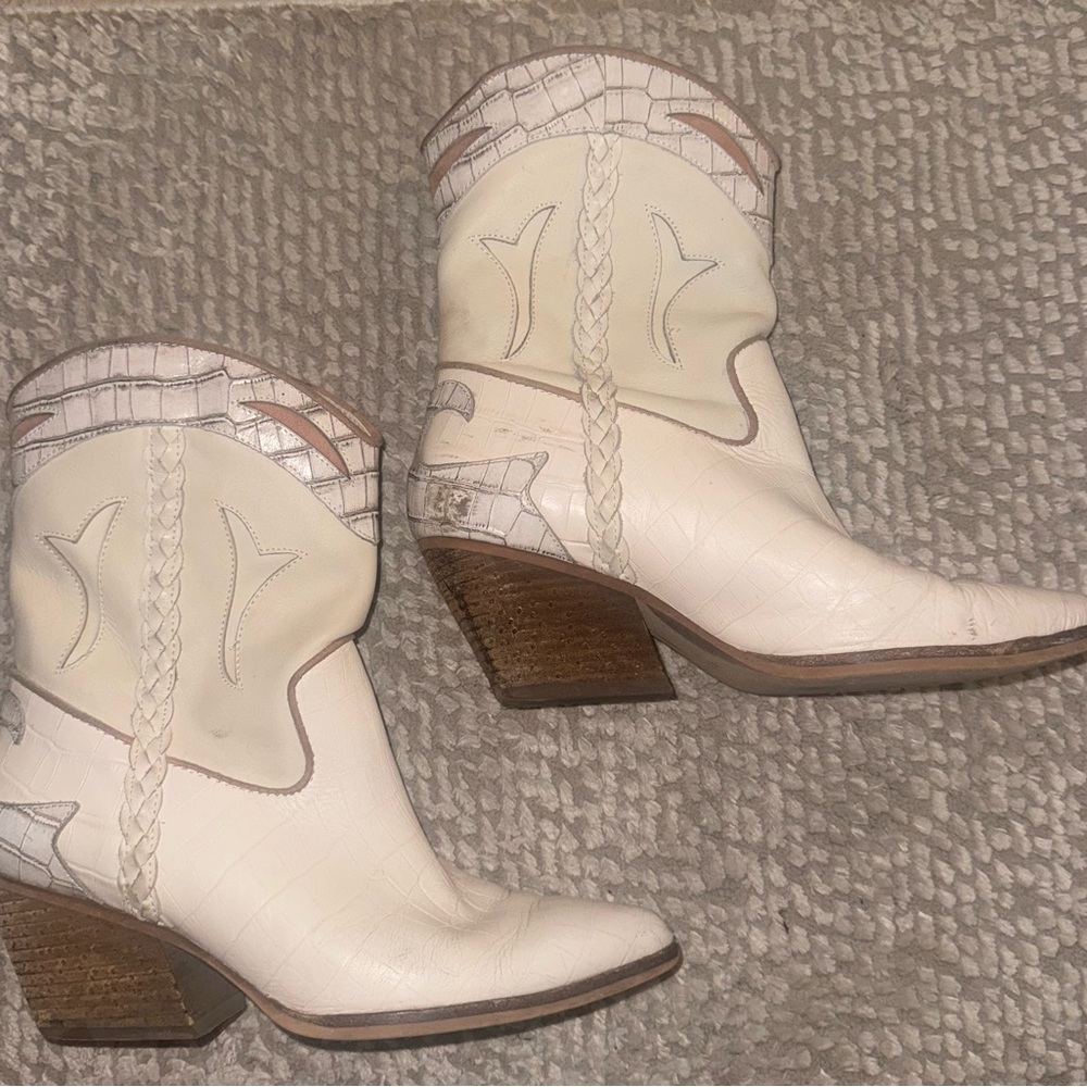 White short western / cowboy boots
